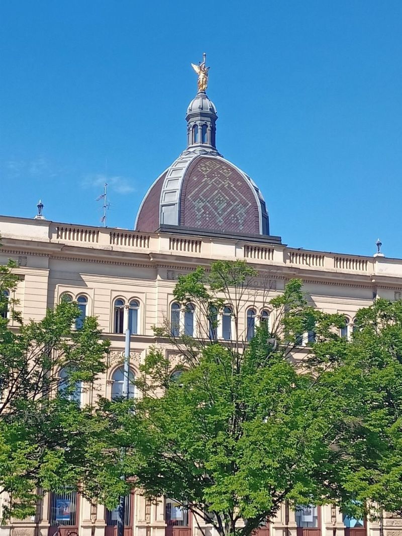 Trg Ante Starčevića, Starčevićev dom, Anđeo (Genij) prosvjete, djelo kipara Josipa Moraka
